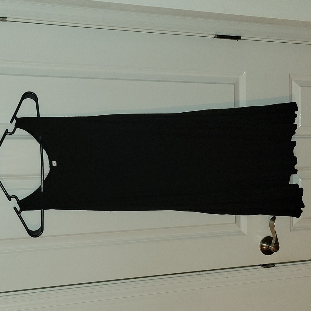 Black sleevless dress. Size Medium, with pockets.